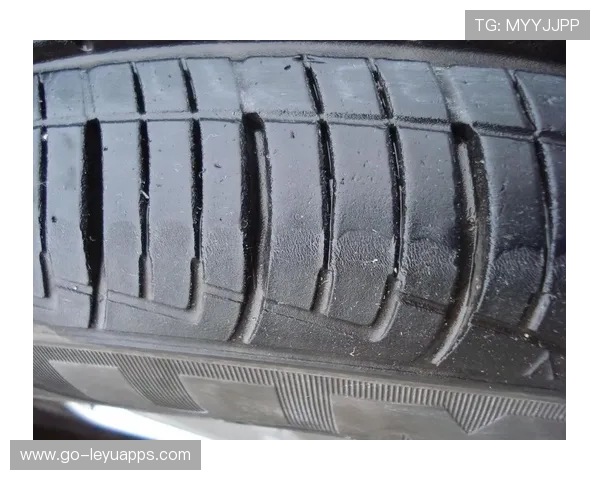 赛道温度飙升轮胎磨到变形