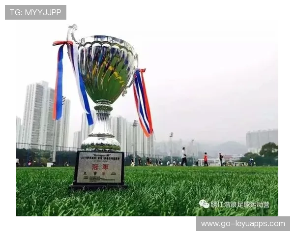 俱乐部支持青少年运动员参与国际交流提升经验，青少年运动员签约俱乐部合同