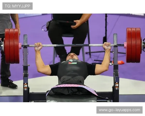 约旦国际举重赛吸引多国运动员参加，约旦举国旗